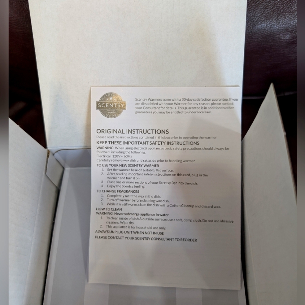 Scentsy White Fluted Warmer With 6 Bars